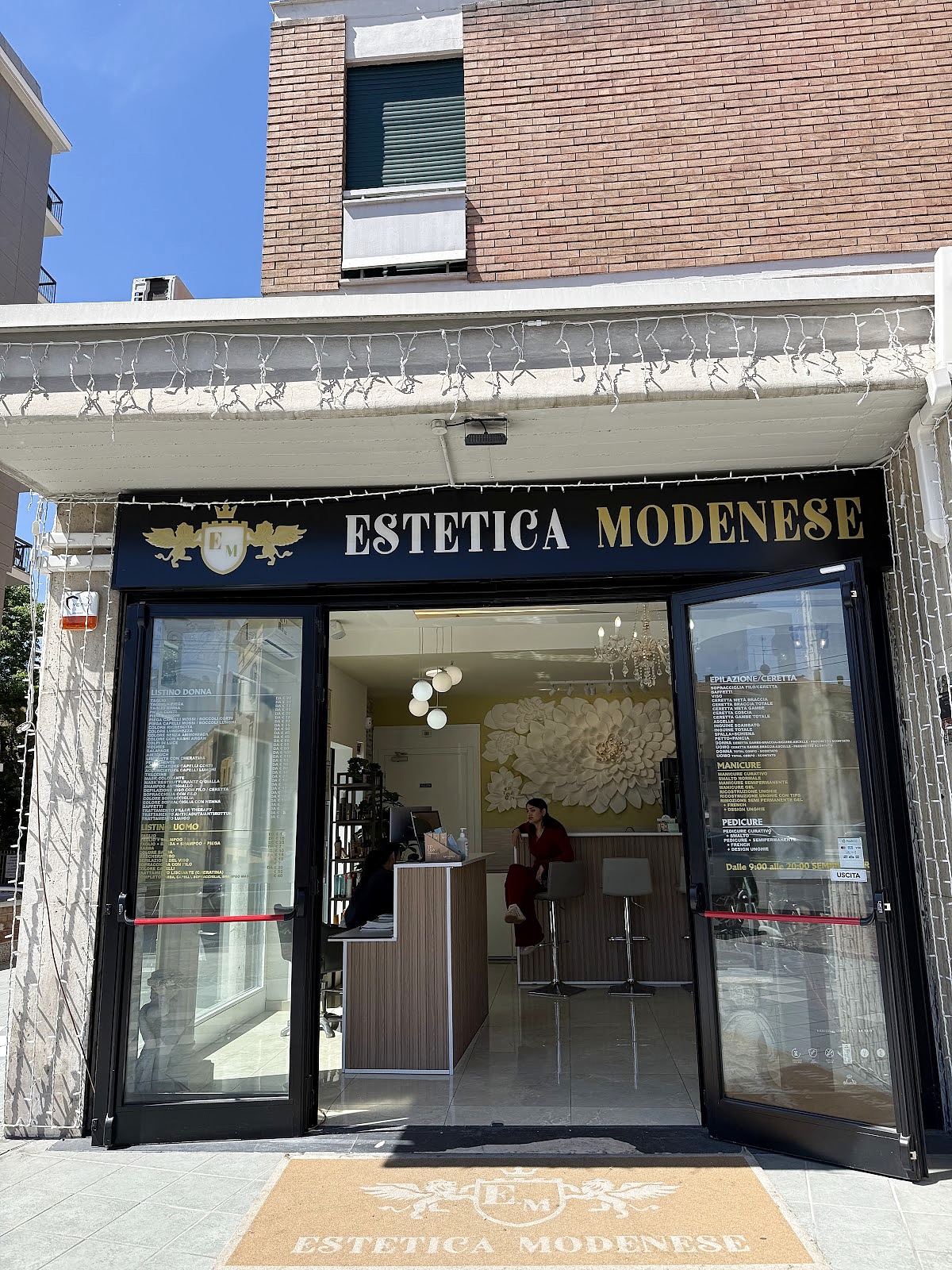 Vetrina del salone E&M Estetica Modenese